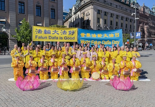 Image for article Stockholm'de Dünya Falun Dafa Günü'nü Kutlamak İçin Bir Etkinlik Düzenlendi