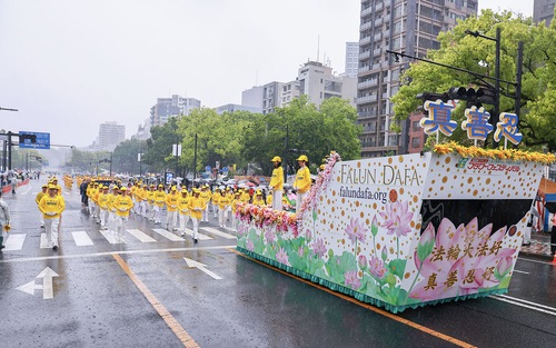 Image for article ​Japonya: Hiroşima Çiçek Festivali Sırasında İnsanlar Falun Dafa Hakkında Bilgi Ediniyor