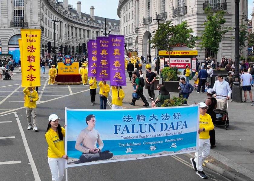 Image for article Londra, İngiltere: Dünya Falun Dafa Günü'nü Kutlamak İçin Büyük Bir Geçit Töreni ve Miting Düzenlendi
