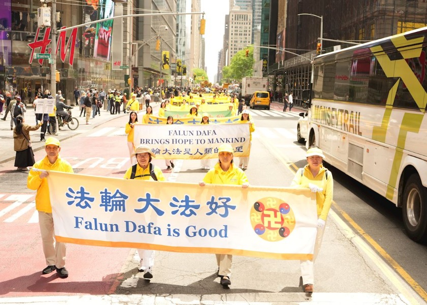 Image for article ​Turistler Manhattan’da Düzenlenen Büyük Geçit Töreninde Falun Dafa'nın Evrensel Değerlerini Övdü