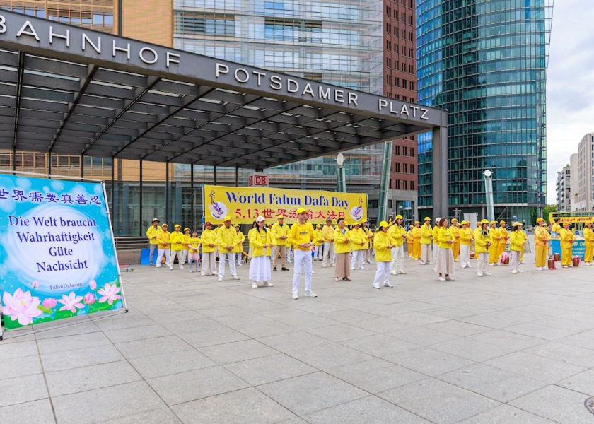 Image for article Berlin'de Dünya Falun Dafa Günü Kutlamaları Sırasında Çinli Öğrenciler Falun Gong Hakkında Bilgi Edindi