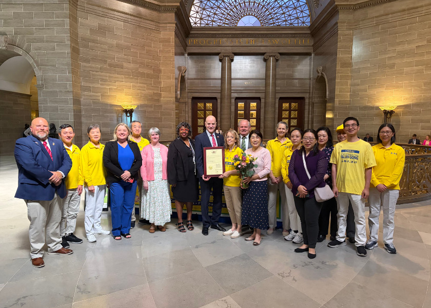 Image for article ​Missouri, ABD: Falun Dafa Uygulayıcıları Dünya Falun Dafa Günü'nü Eyalet Meclisi'nde Kutladı