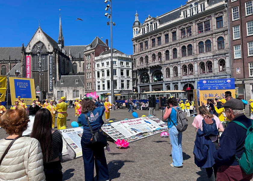 Image for article Hollanda: Her Kesimden İnsan Falun Dafa Günü'nün Tadını Çıkardı
