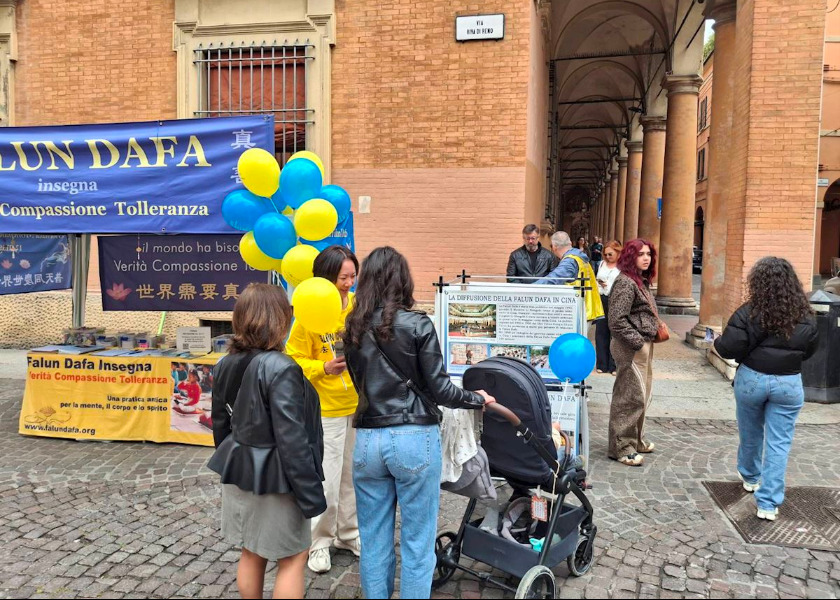 Image for article İtalya: Bologna'daki Piazza della Pioggia'da Dünya Falun Dafa Günü Kutlamaları