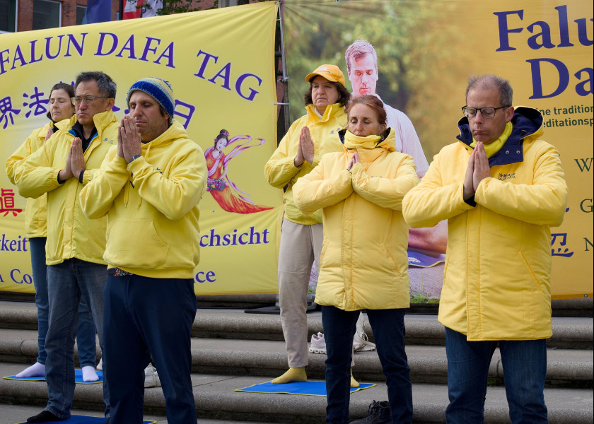 Image for article Hamburg'da Dünya Falun Dafa Günü'nde Falun Dafa Uygulayıcıları Hayatlarındaki Olumlu Değişiklikleri Değerlendirdi.