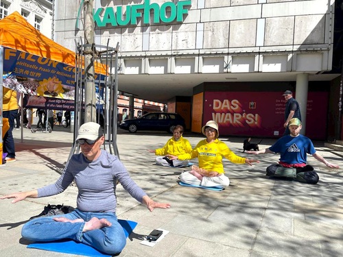 Image for article Almanya: Regensburg Sakinleri Falun Gong'a Yönelik Zulmün Sona Ermesini Desteklemek İçin Dilekçe İmzaladı.