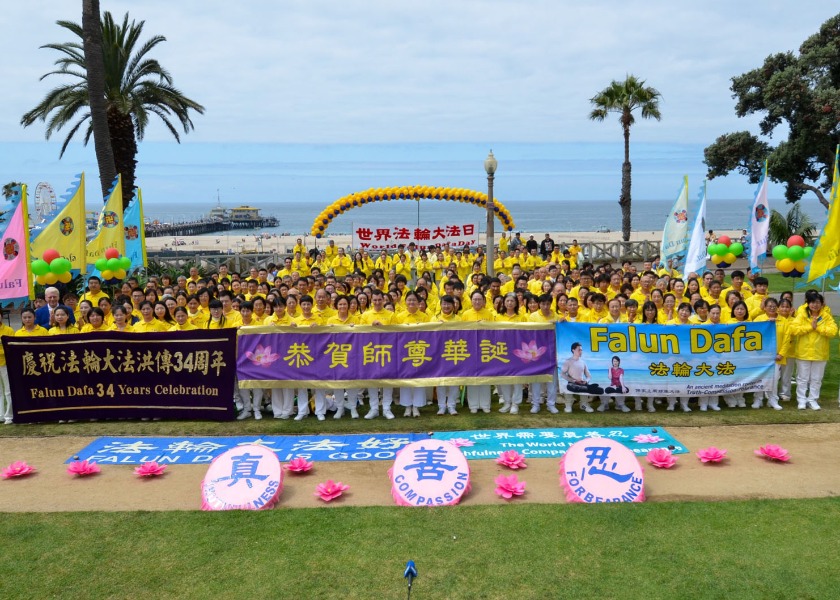 Image for article ​Falun Dafa Uygulayıcıları, Dünya Falun Dafa Günü'nü Kutlamak ve Shifu'ya Teşekkür Etmek İçin Los Angeles'ta Etkinlikler Düzenledi