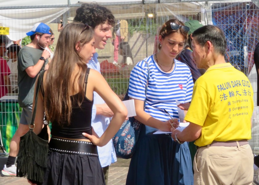 Image for article Fransa: Paris'teki Etkinliklerde İnsanlar Falun Gong Hakkında Bilgi Edindi ve Zulmü Kınadı