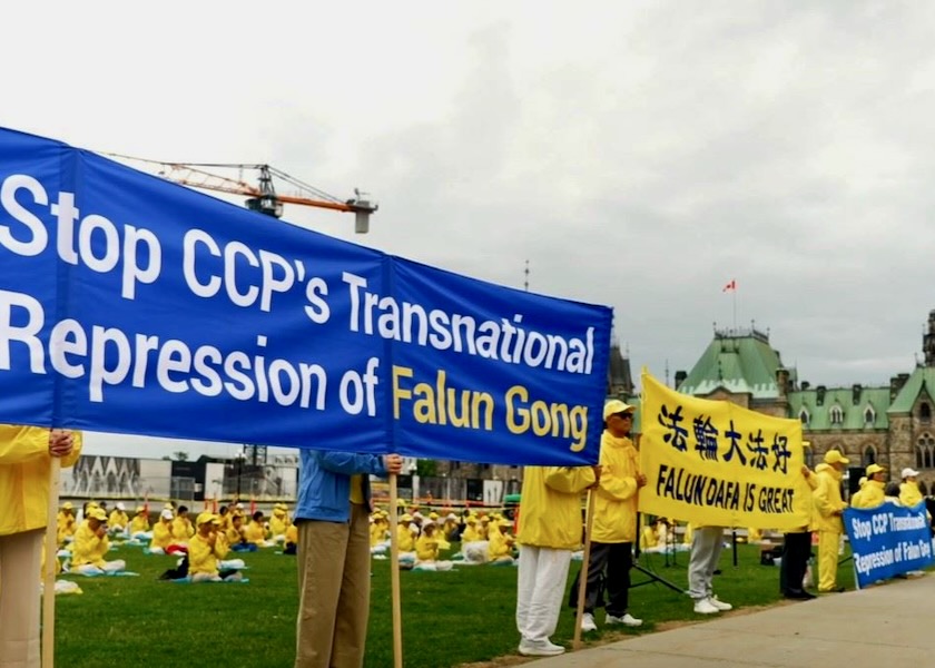 Image for article ​Kanada: Falun Dafa Uygulayıcıları, Çin Dışişleri Bakanı Ziyareti Sırasında Parlamento Tepesinde Basın Toplantısı Düzenledi