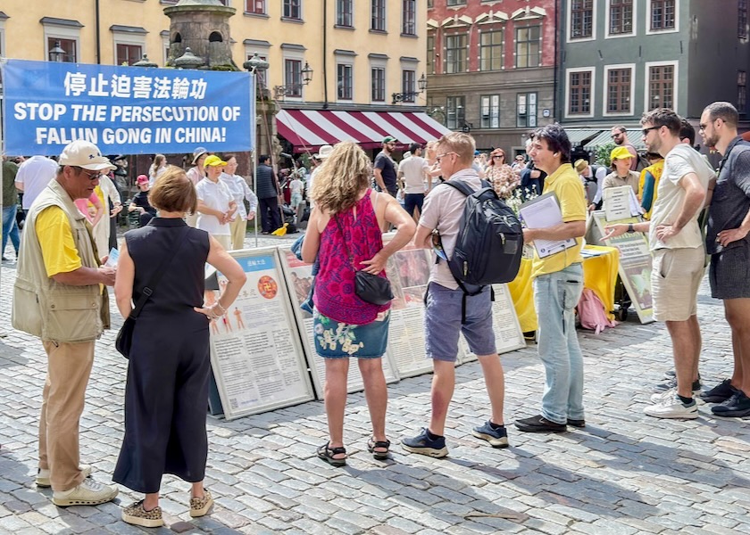Image for article Stockholm, İsveç: İnsanlar Yaz Ortası Festivali'nde Çin Komünist Partisi'nin Zulmü Hakkında Bilgi Edindi