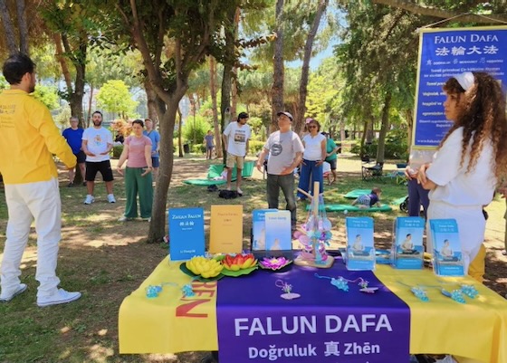Image for article Türk Festival Katılımcıları, Çevre Festivalinde Falun Dafa'nın Huzurunu Deneyimledi