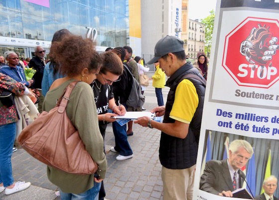 Image for article Paris'teki Bir Etkinlikte İnsanlar Falun Dafa'yı Övdü