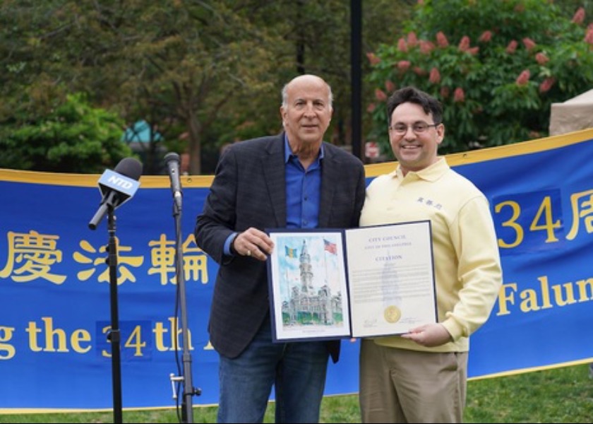 Image for article ​Philadelphia: Belediye Meclis Üyesi Falun Dafa Günü Kutlamalarında Falun Gong Egzersizlerini Öğrendi