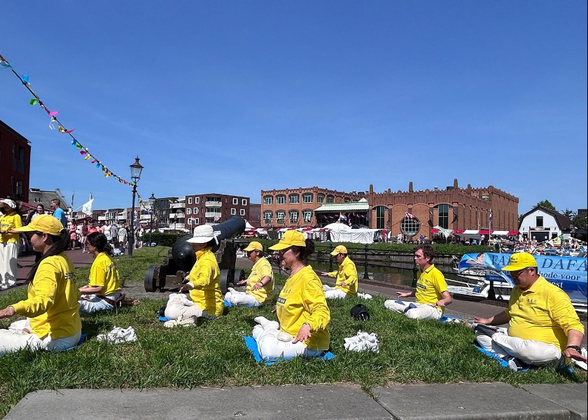 Image for article Hollanda: Falun Dafa Uygulayıcıları Leurse Liman Festivali'nde Falun Dafa'yı Tanıttı.