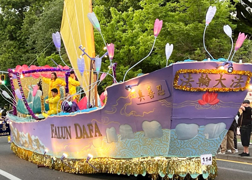 Image for article ​Portland, Oregon: Falun Dafa Grubu Yıldız Işığı Geçit Töreninde En Büyük Ödülü Aldı