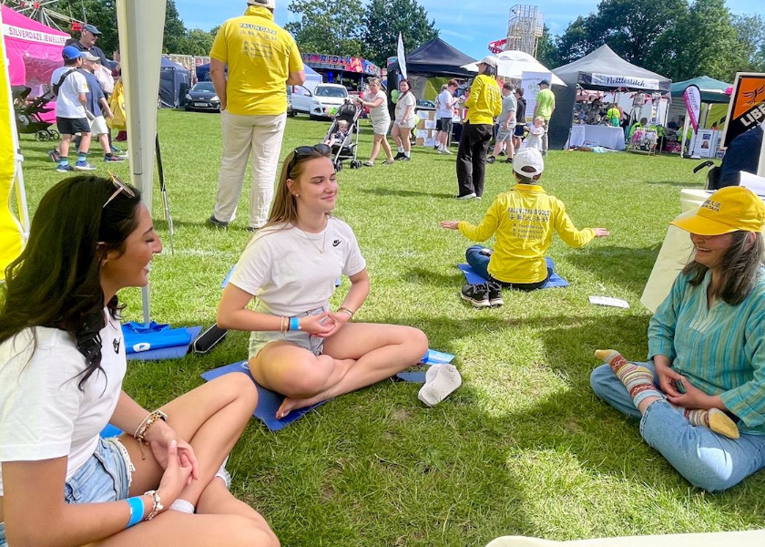 Image for article İngiltere'nin Surrey Bölgesinde Düzenlenen Köy Günü Etkinliğinde İnsanlar Falun Dafa Egzersizlerini Öğrendi