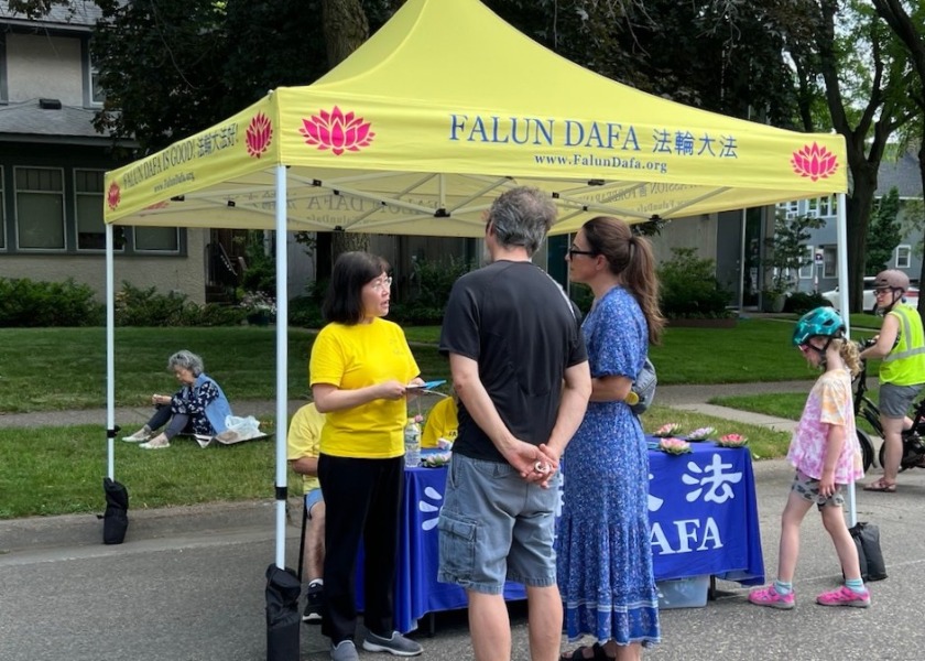 Image for article ​Minnesota: Minneapolis'teki Açık Sokak Etkinliğinde Falun Dafa Tanıtımı