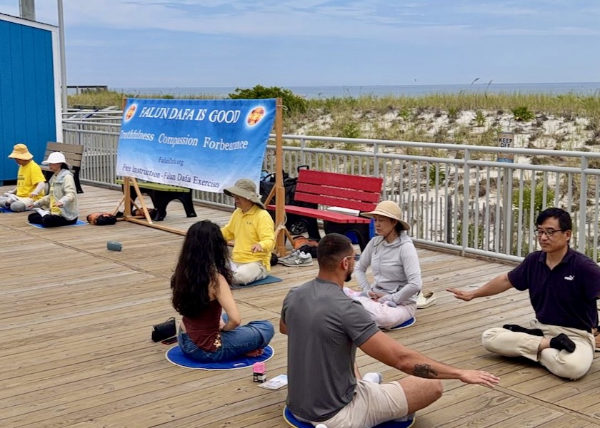 Image for article ​New Jersey: Seaside Heights'te Sahil Yolunda Falun Dafa Tanıtımı
