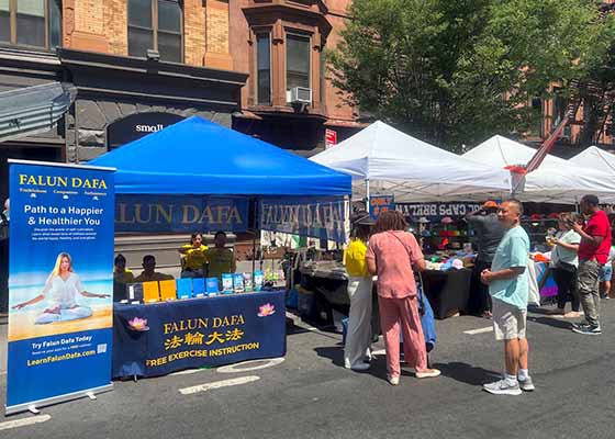 Image for article ​İnsanlar New York'ta Falun Dafa Hakkında Bilgi Ediniyor