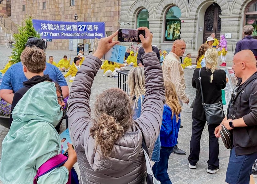 Image for article Stockholm: Yoldan Geçenler, Çin'de 27 Yıldır Süren ÇKP Zulmünü Protesto Eden Falun Gong Etkinliklerine Destek Verdi.