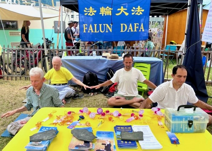 Image for article İnsanlar İsviçre'deki 5 Kıta Festivali'nde Falun Dafa Hakkında Bilgi Edindi