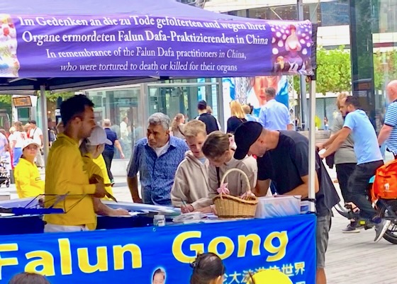 Image for article Düsseldorf, Almanya: Yetkililer ve Halk Falun Gong'a Yönelik Zulmü Kınadı