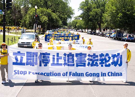 Image for article ​İnsanlar Washington DC'deki Büyük Yürüyüşte Falun Gong'a Yapılan Zulmü Kınadı