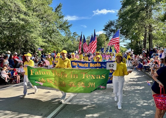 Image for article ​Falun Dafa, Teksas'taki Bağımsızlık Günü Geçit Töreni’nde İyi Karşılandı: “Tüm Dünya İçin İyilik Yapıyorsunuz”