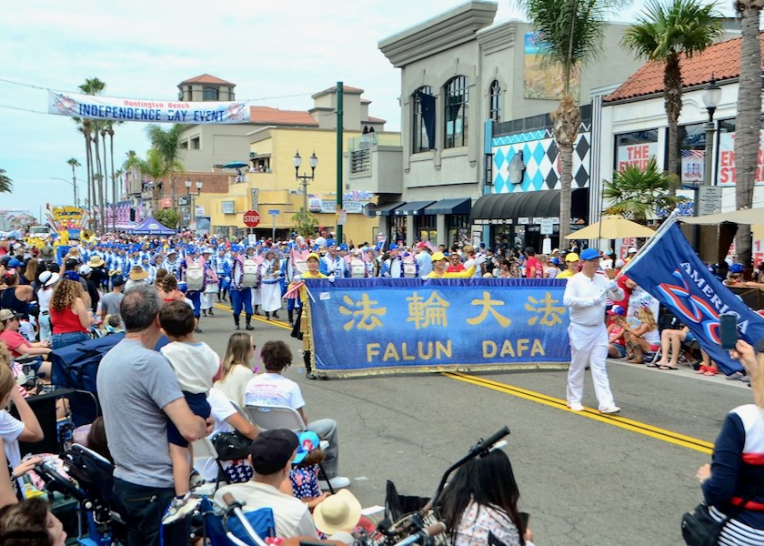 Image for article ​Huntington Beach, Kaliforniya: Tian Guo Bando Takımı 4 Temmuz Geçit Törenine Katıldı