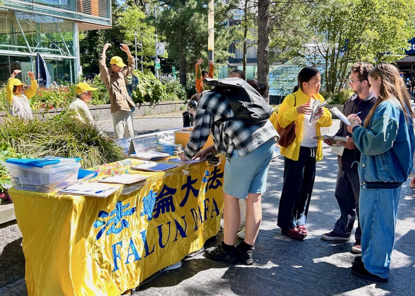 Image for article Amsterdam Dünya Ticaret Merkezi'nde Düzenlenen Bir Etkinlik Sırasında İnsanlar Falun Dafa Uygulayıcılarını Cesaretlendirdi