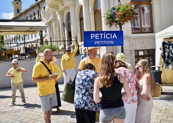 Image for article Slovakya'daki Festival Ziyaretçileri Falun Dafa'yı Destekledi: İnanç Özgürlüğü İhlal Edilemez