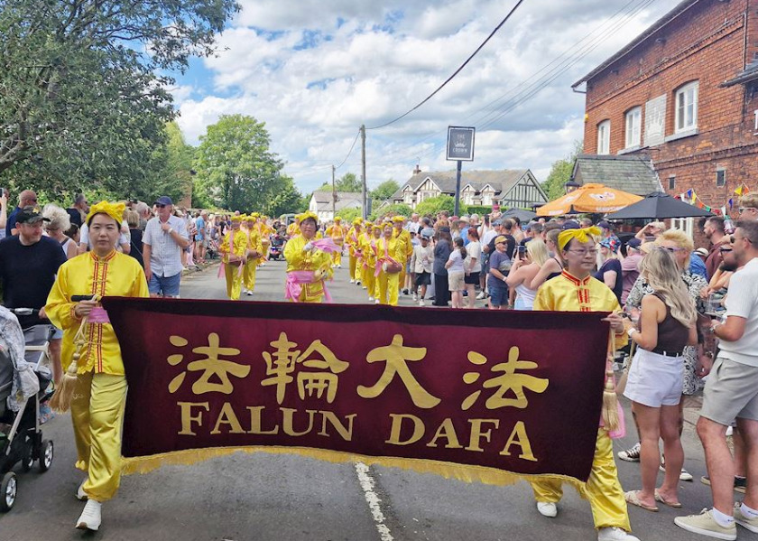 Image for article İngiltere'deki Goostrey Gül Festivali'nde Falun Dafa'nın Tanıtımı Yapıldı