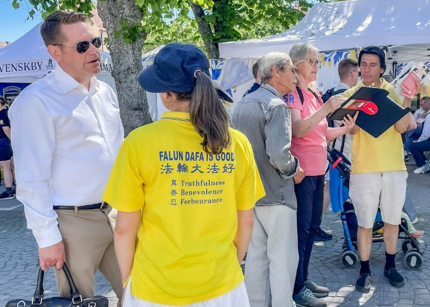 Image for article Visby, İsveç: Falun Gong Uygulayıcıları Almedalen Haftası Boyunca Destek Topladı