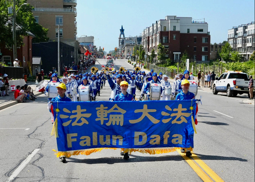 Image for article ​Falun Dafa, Aurora'daki Kanada Günü Geçit Töreni’nde Öne Çıktı