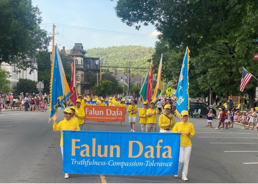 Image for article ​Falun Dafa Uygulayıcıları Vermont Bağımsızlık Günü Kutlamalarında Büyük İlgi Gördü