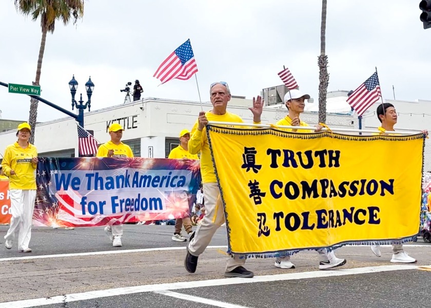Image for article ​Kaliforniya: Falun Dafa Uygulayıcıları Oceanside'daki Bağımsızlık Günü Geçit Töreninde İyi Karşılandı