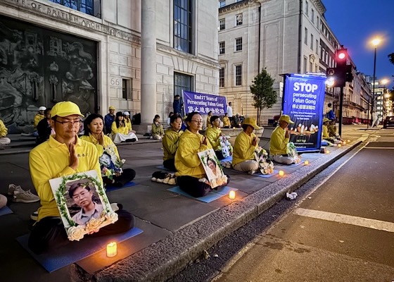 Image for article Londra'daki Çin Büyükelçiliği Önünde Düzenlenen Mum Işığı Nöbeti, 27 Yıllık Zulme Son Verilmesi Çağrısında Bulundu
