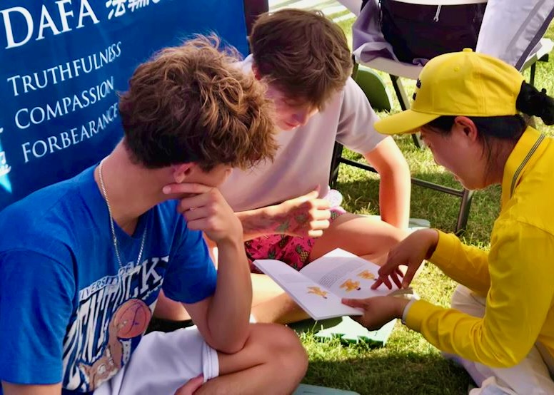 Image for article ​New York'taki Oswego Liman Festivali'nde Ziyaretçiler Falun Dafa ve Zulüm Hakkında Bilgi Edindi