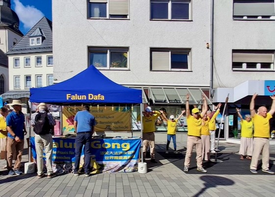 Image for article Almanya'nın Meschede Kentinde Düzenlenen Bir Etkinlikte İnsanlar Falun Dafa'nın Yol Gösterici İlkelerini Övdü