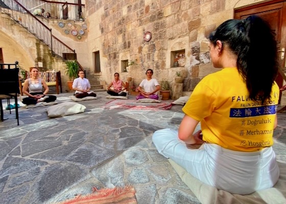 Image for article Türkiye: Turistler ve Yerli Halk, Falun-Dafa Egzersizlerini Öğrendikten Sonra Sakin ve Rahat Hissettiklerini Belirttiler