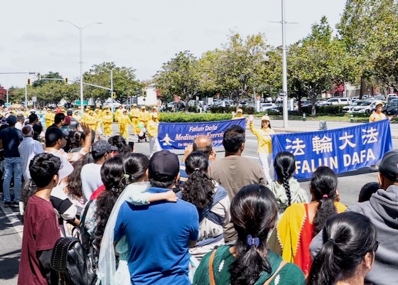 Image for article ​Fremont, Kaliforniya: Falun Dafa, Hindistan Günü Geçit Töreninde Sıcak Karşılandı