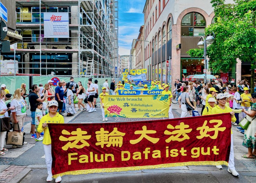 Image for article Almanya: Frankfurt'taki Uygulayıcıların Yürüyüşü Zulüm Konusunda Farkındalığı Artırdı