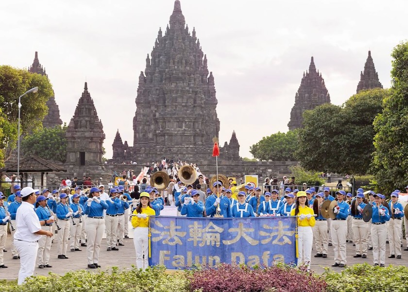 Image for article ​Yogyakarta, Endonezya: Falun Dafa Uygulayıcıları Bağımsızlık Günü Kutlamalarına Katıldı