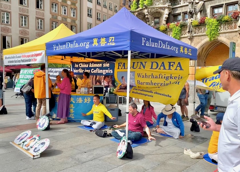 Image for article Almanya: Münih'teki Etkinlikte İnsanlar Falun Gong'u Övdü Ve Zulmü Kınadı.