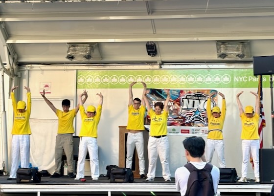 Image for article ​Manhattan, New York: Ulusal Suçla Mücadele Gece Etkinliğinde Falun Dafa Hakkında Bilgi Edinme