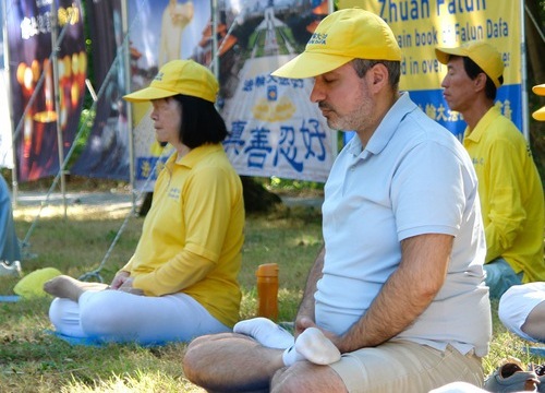Image for article Hollanda: Falun Gong Uygulayıcıları Çin'in Changchun Kentindeki Son Tutuklamaları Protesto Etti