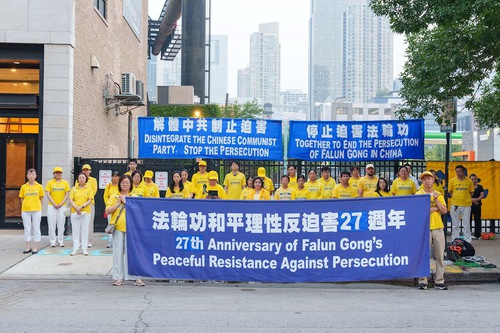 Image for article ​Chicago: Çin Konsolosluğu Önünde 27 Yıldır Devam Eden Zulme Karşı Barışçıl Protesto İçin Miting ve Mum Işığı Nöbeti