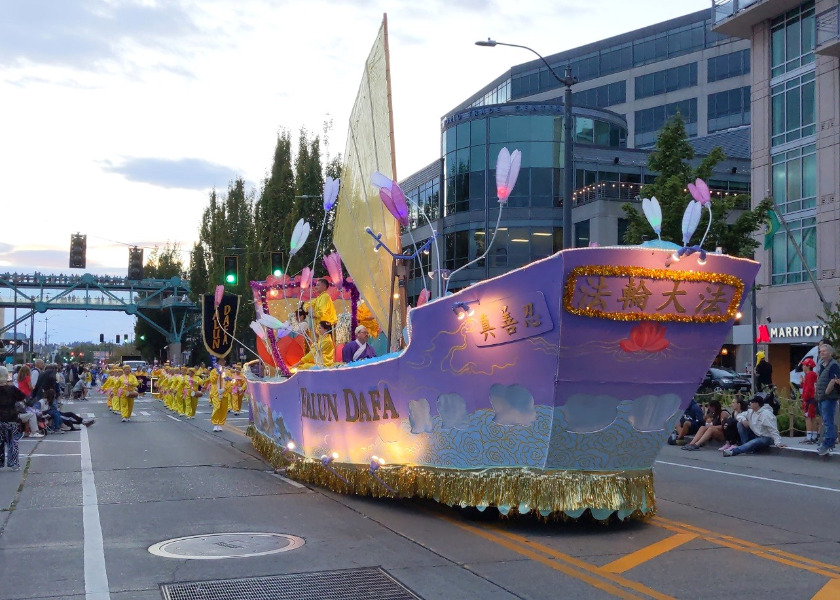 Image for article ​Seattle: Falun Dafa Şamandırası 20 Yılı Aşkın Bir Süredir Seafair Geçit Törenine Işıltı Katıyor