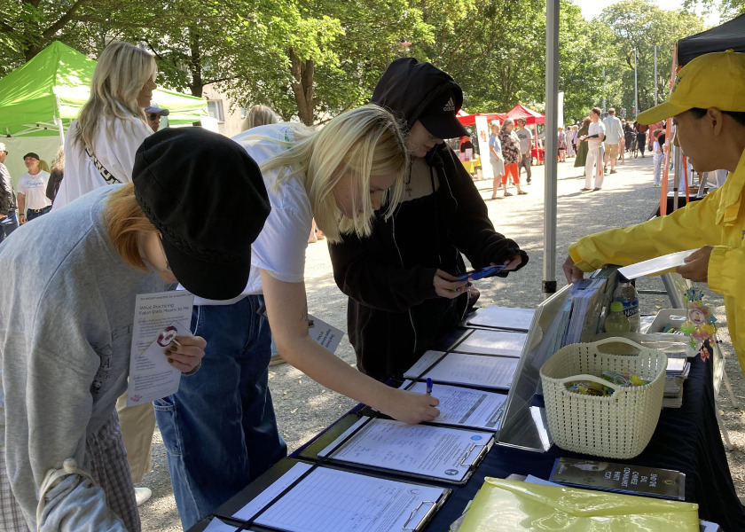 Image for article Finlandiya: Festival Katılımcıları Falun Gong'a Yönelik Zulme Son Verilmesi İçin Dilekçe İmzaladı