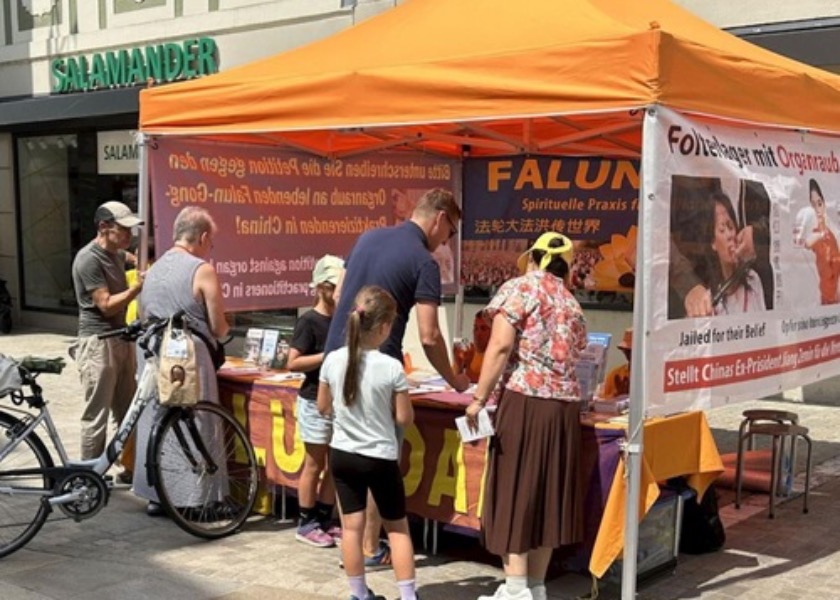 Image for article Regensburg, Almanya: İnsanlar Çin Komünist Partisi'nin Zorla Organ Toplama Uygulamaları Hakkında Bilgi Edindi